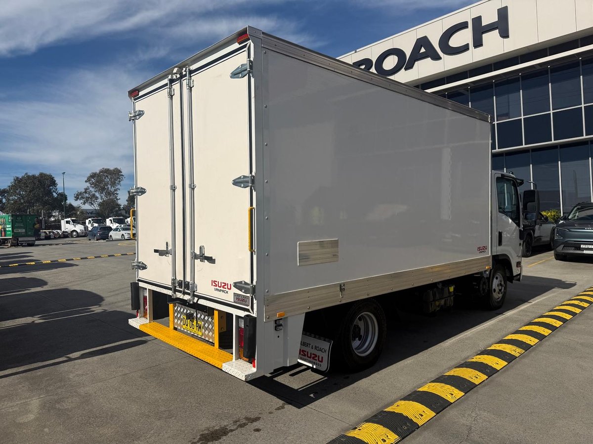 2022 Isuzu N Series NNR 45-150 Vanpack image 10
