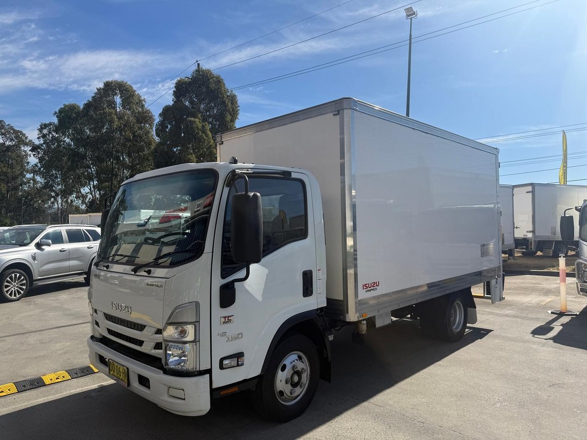 2022 Isuzu N Series NNR 45-150 Vanpack image 17