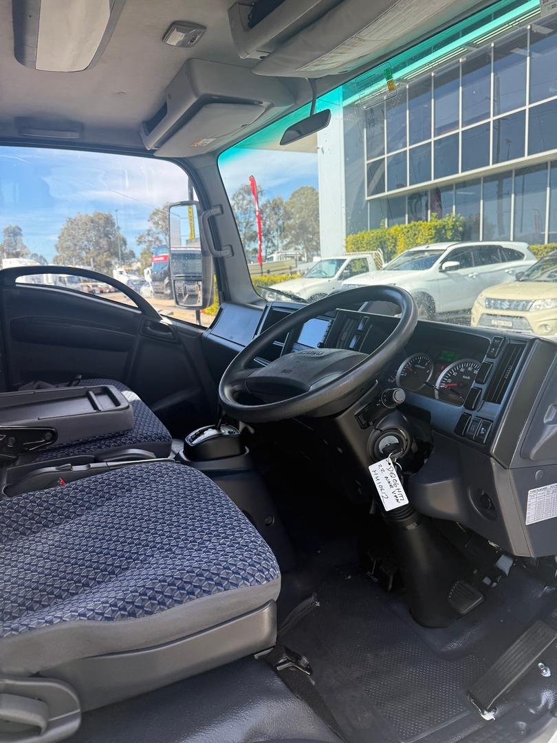 2022 Isuzu N Series NNR 45-150 Vanpack image 9