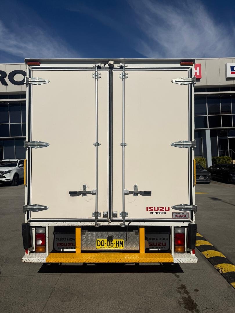 2022 Isuzu N Series NNR 45-150 Vanpack image 11