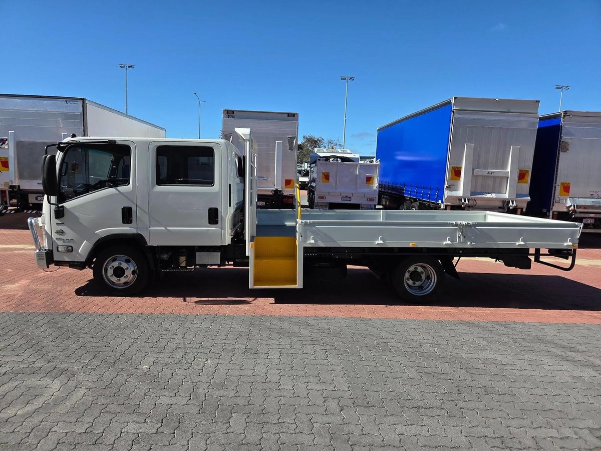 2022 Isuzu Npr65-190  Amt 3 Ton Crew Cab image 18