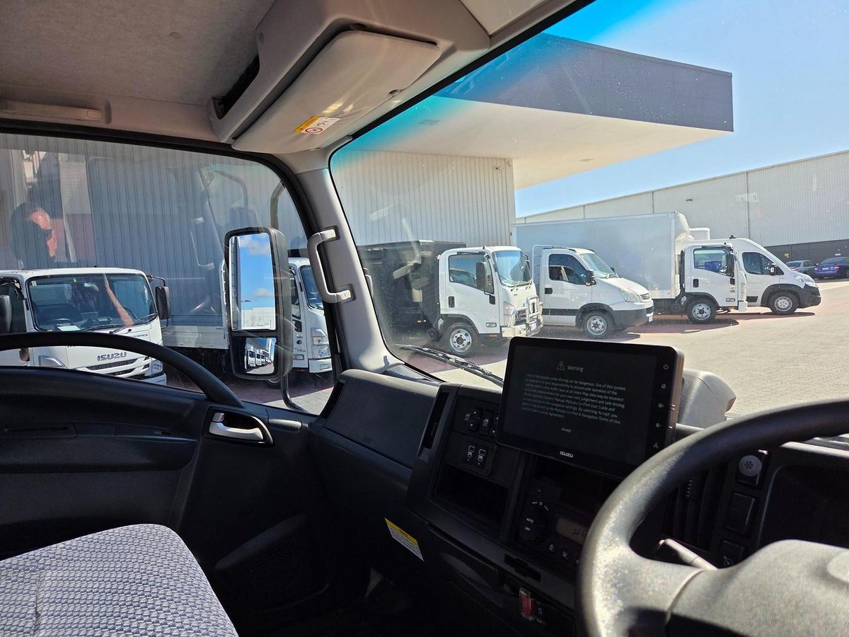2022 Isuzu Npr65-190  Amt 3 Ton Crew Cab image 9