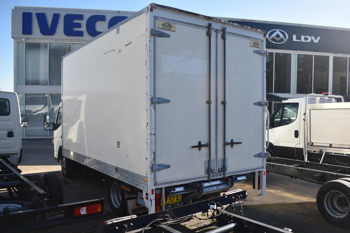 2016 Fuso Canter 515 image 4