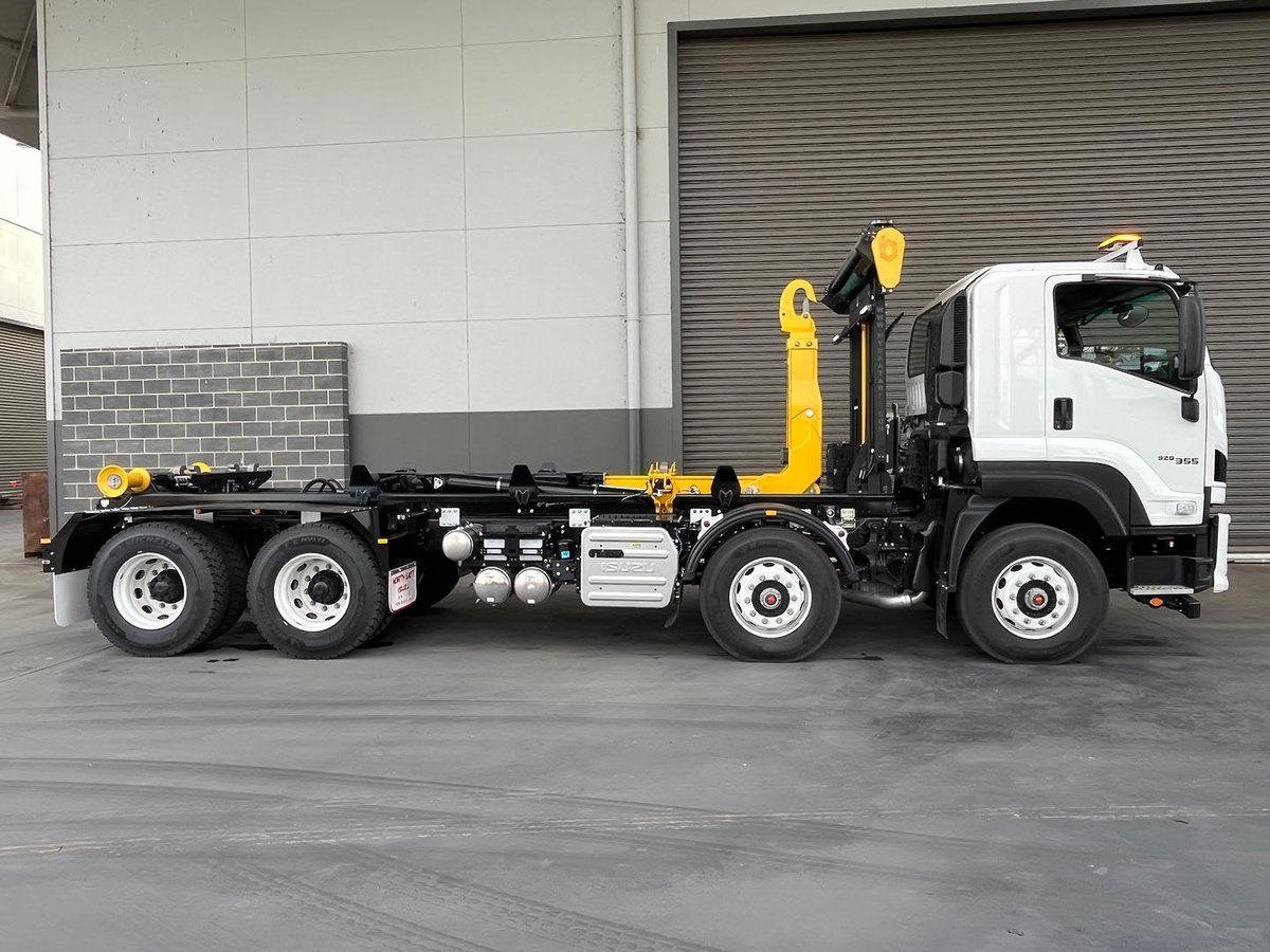 2025 Isuzu F Series FYJ 320-355 AT R60 image 2