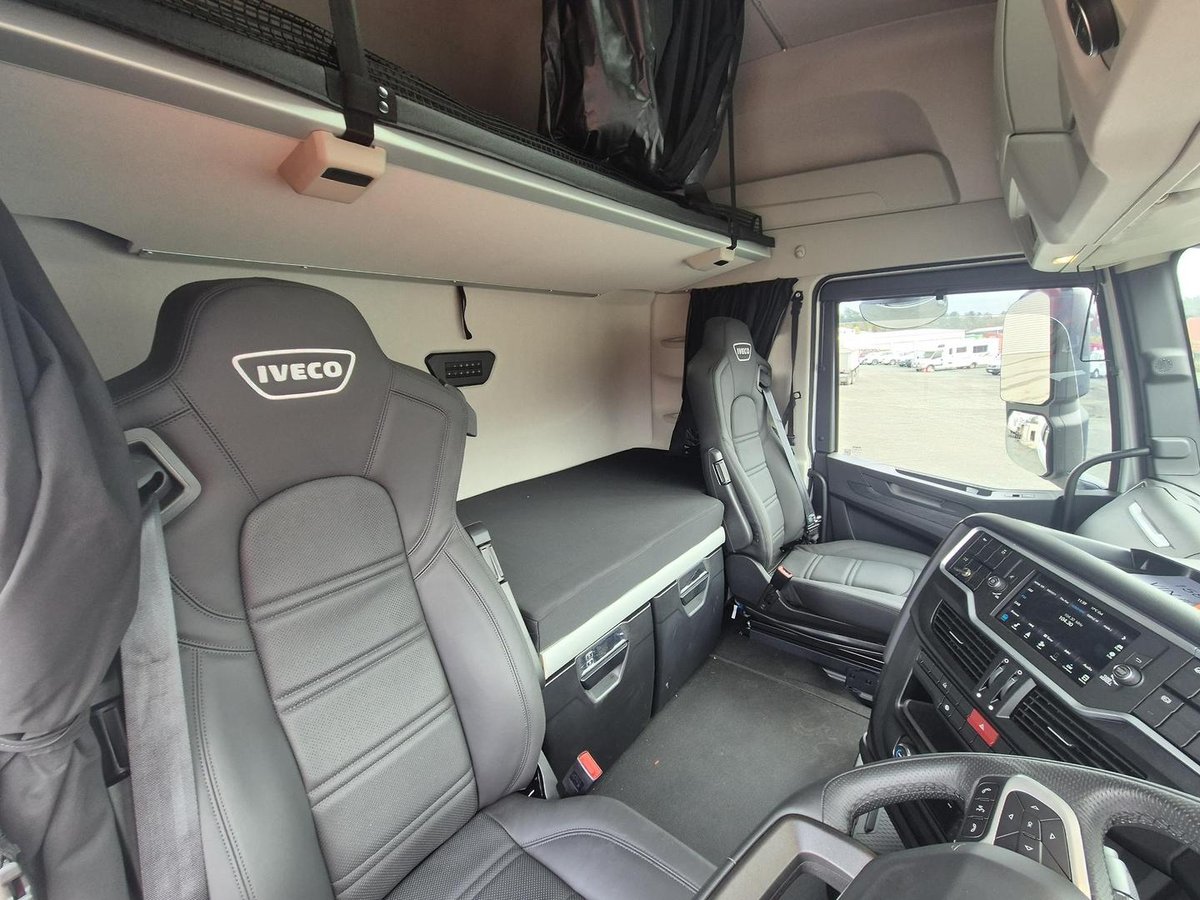 2025 Iveco S-Way AS700 image 8