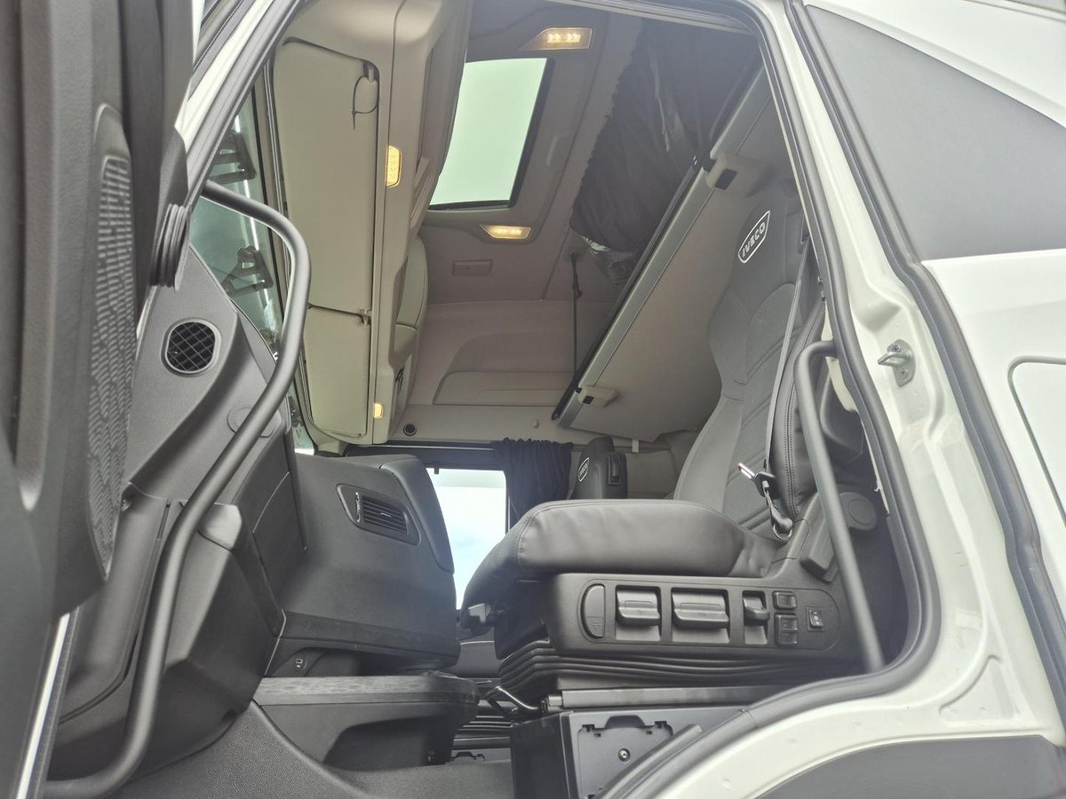 2025 Iveco S-Way AS700 image 29