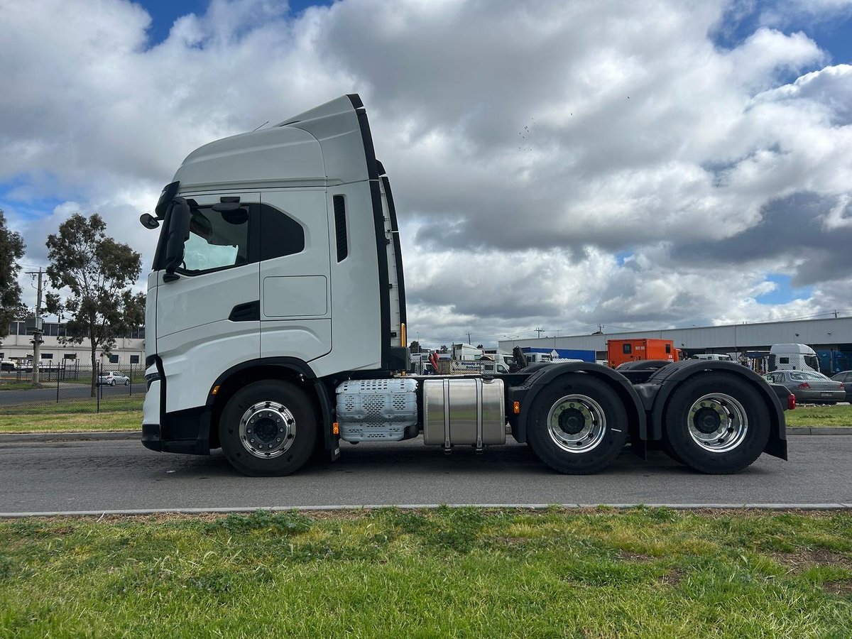 2025 Iveco S-Way AS700 image 3