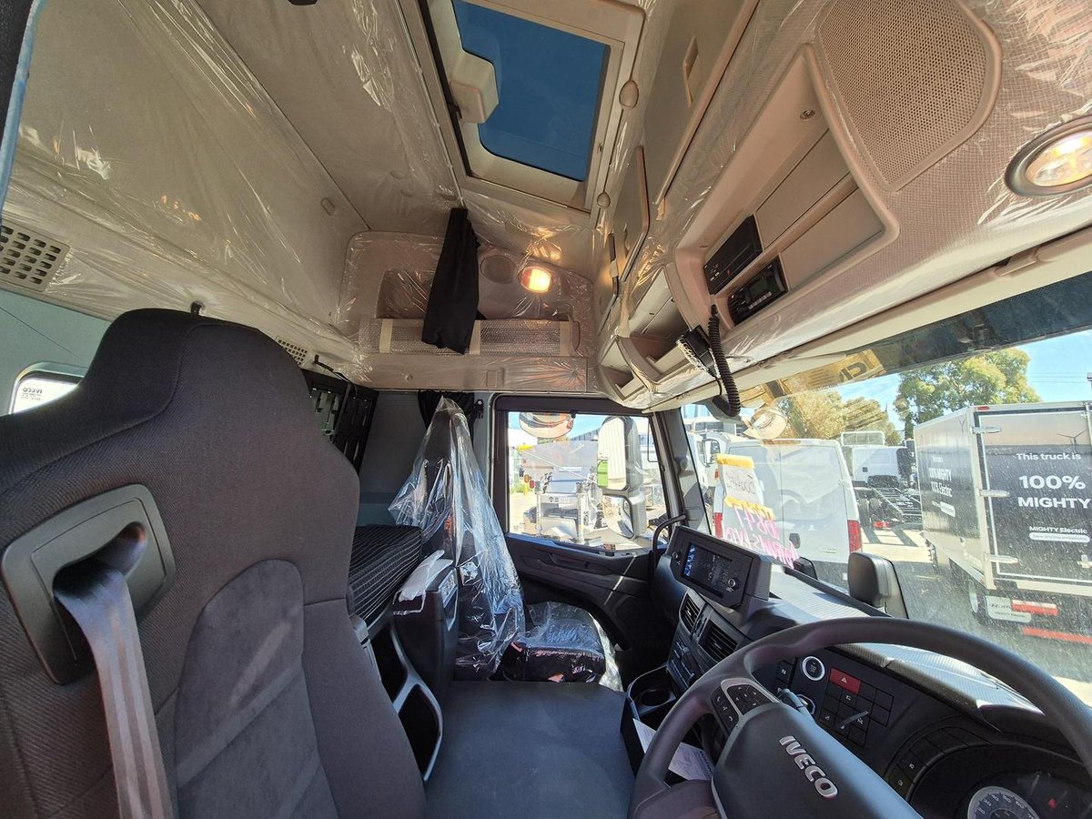 2025 Iveco S-Way AT600 image 8