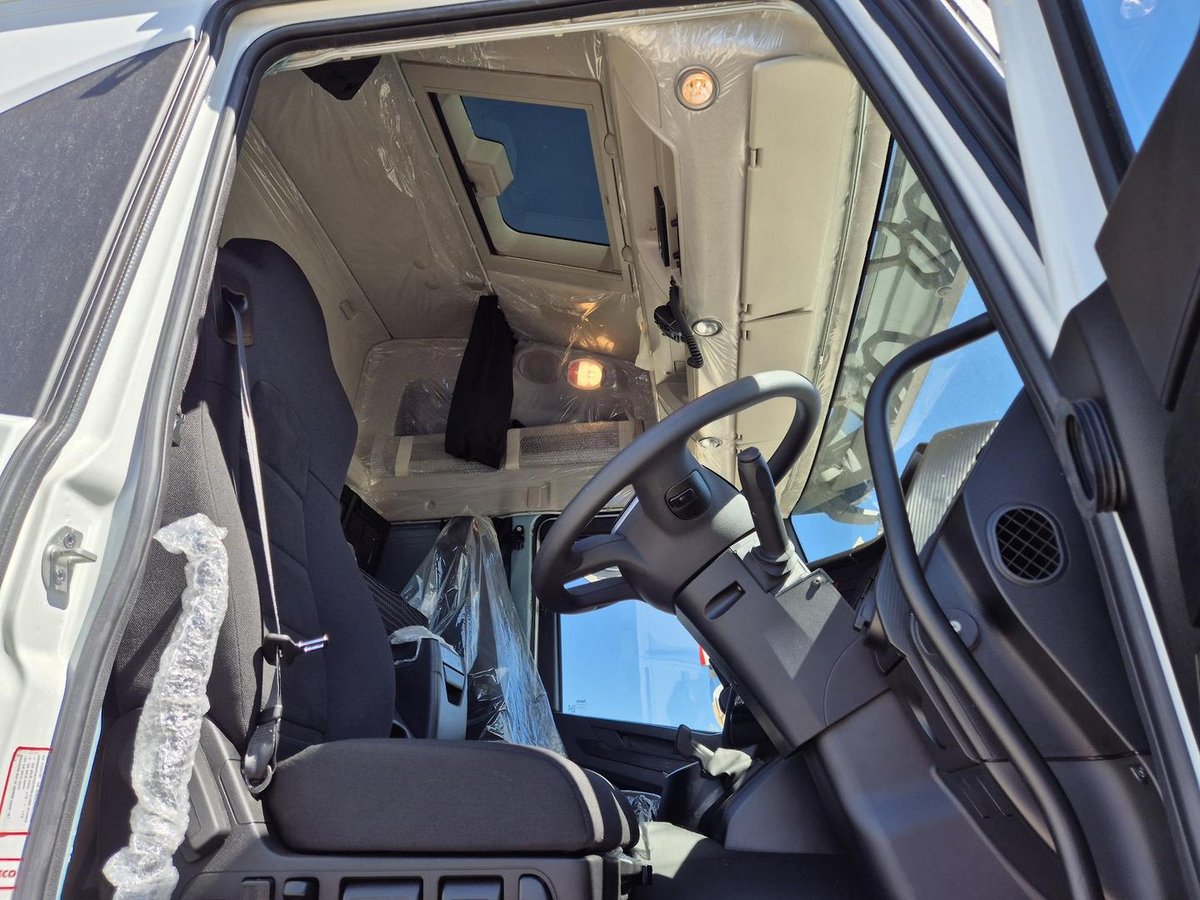 2025 Iveco S-Way AT600 image 7