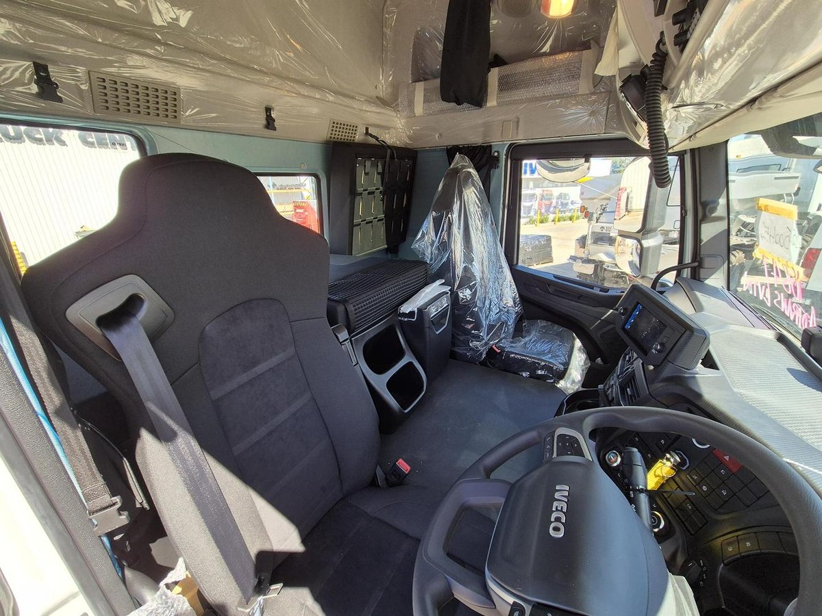 2025 Iveco S-Way AT600 image 4