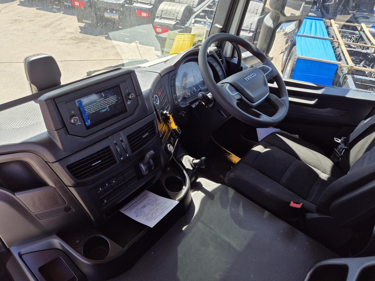 2025 Iveco S-Way AT600 image 13