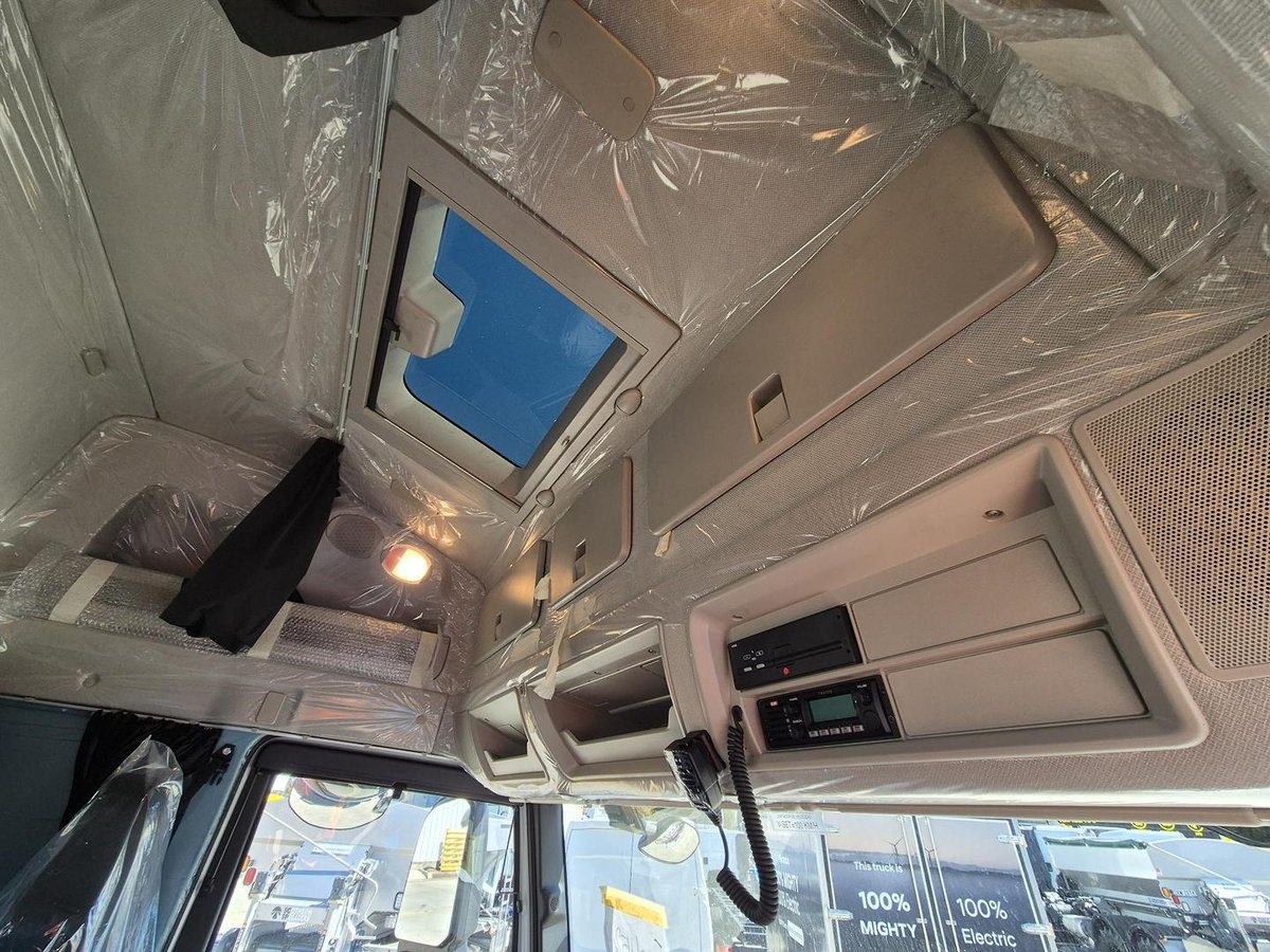 2025 Iveco S-Way AT600 image 9