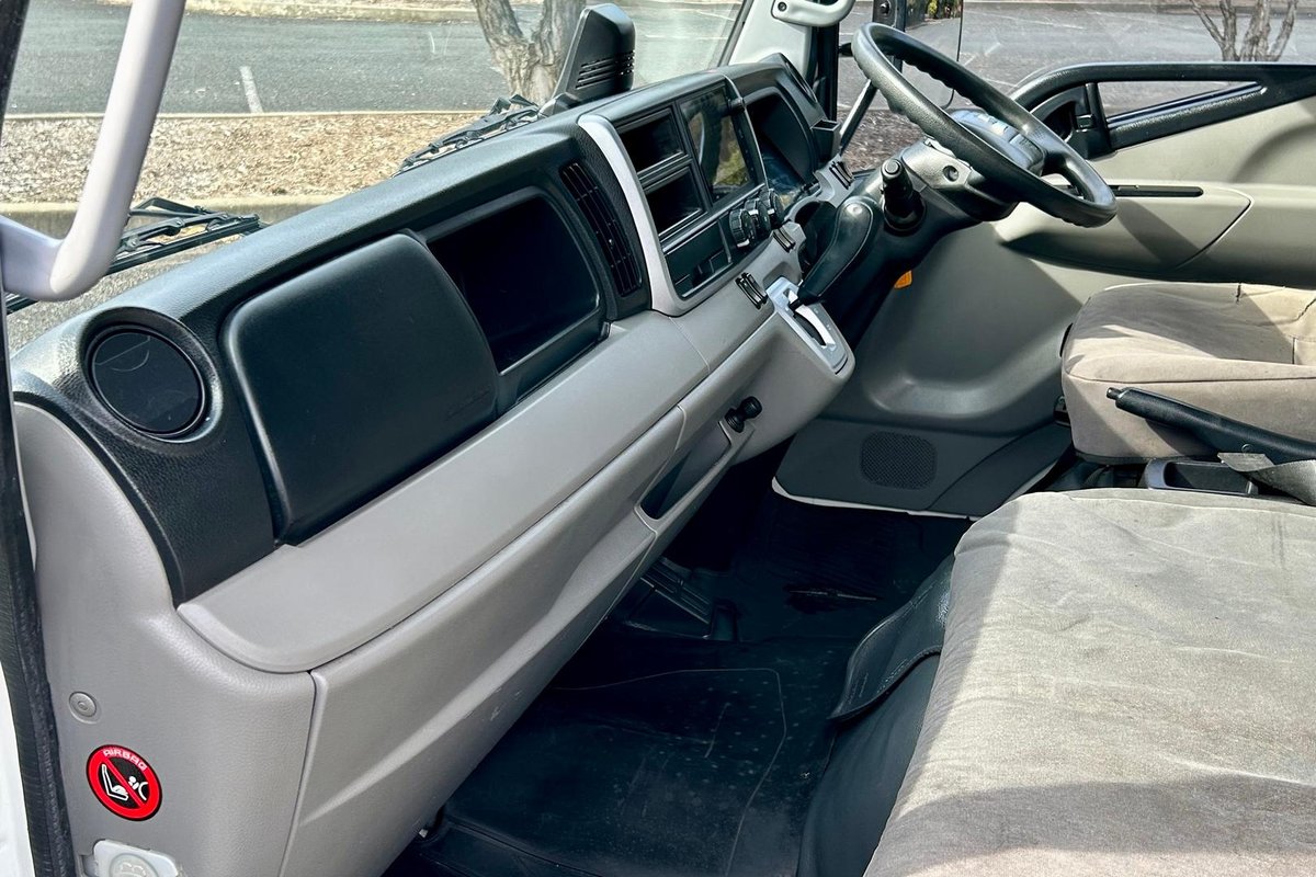 2021 Fuso Canter 615 image 31