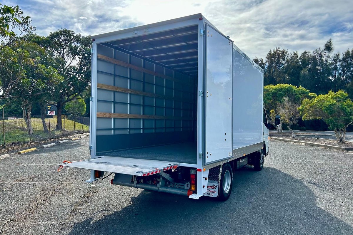 2021 Fuso Canter 615 image 17