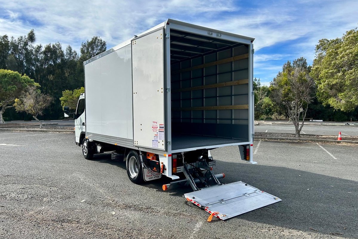 2021 Fuso Canter 615 image 18