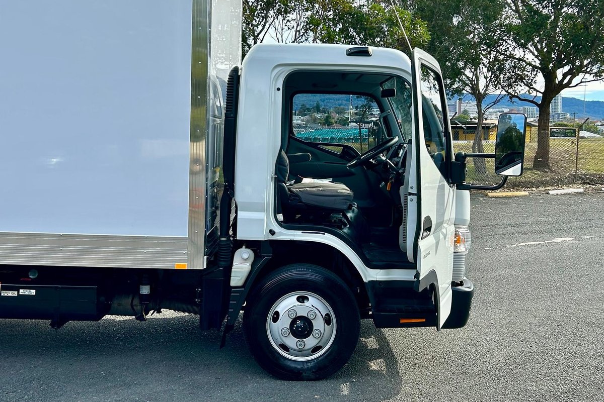 2021 Fuso Canter 615 image 27