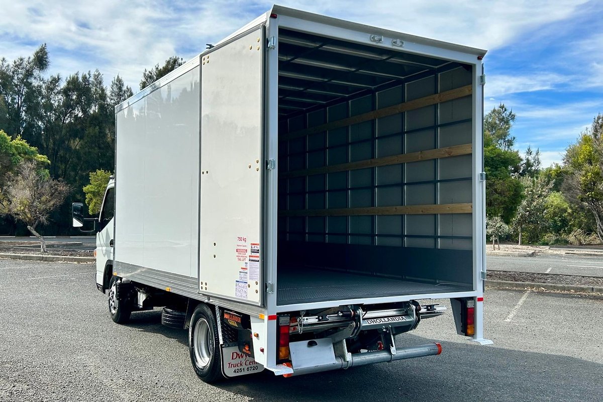 2021 Fuso Canter 615 image 12