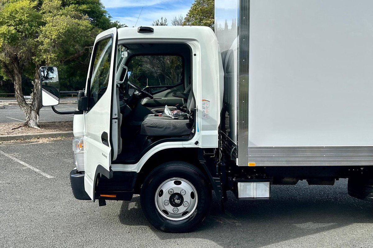 2021 Fuso Canter 615 image 28
