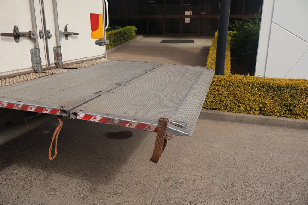 2018 ISUZU FRR 107-210 image 12