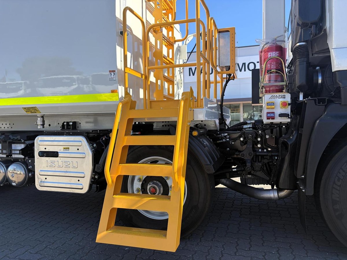 2026 Isuzu Fyh 320-355 At R60 8X4 Water Car image 16