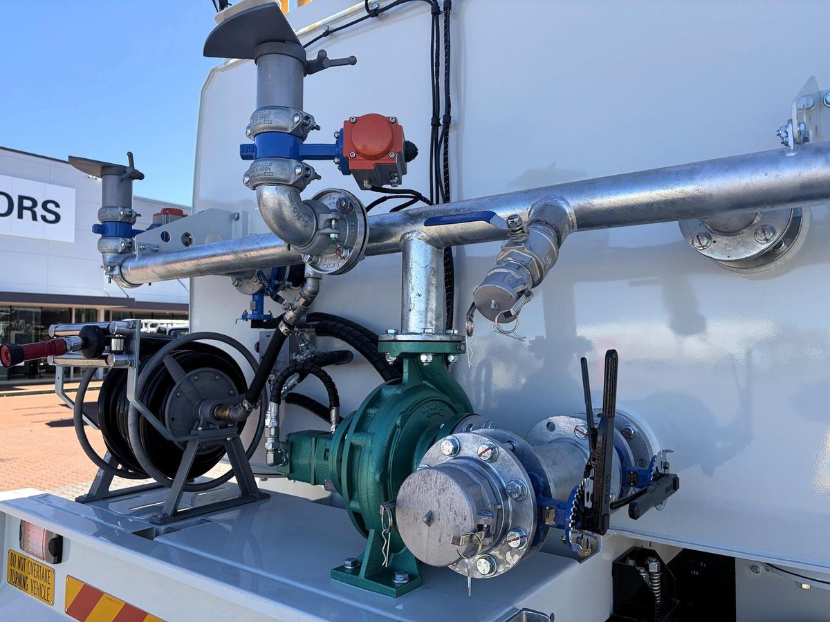 2026 Isuzu Fyh 320-355 At R60 8X4 Water Car image 11