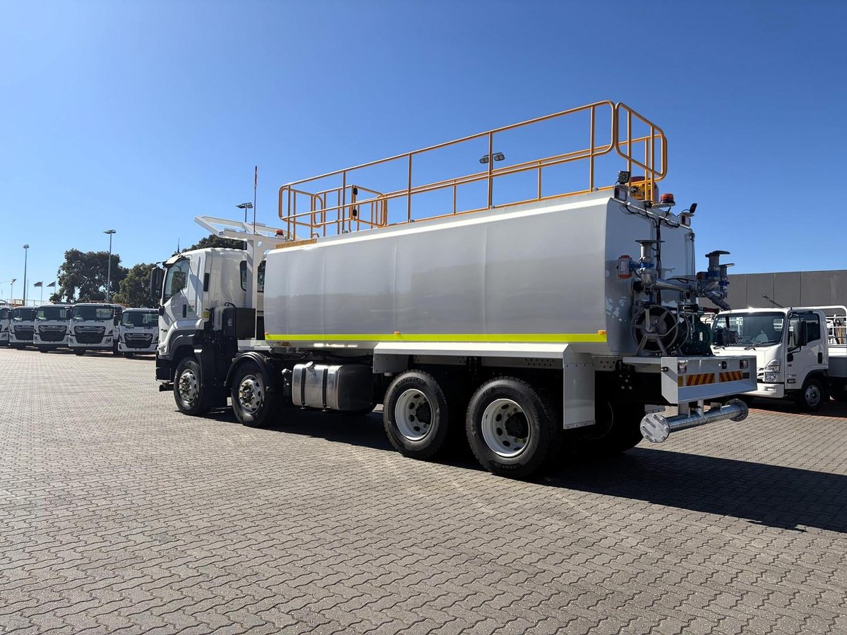 2026 Isuzu Fyh 320-355 At R60 8X4 Water Car image 4
