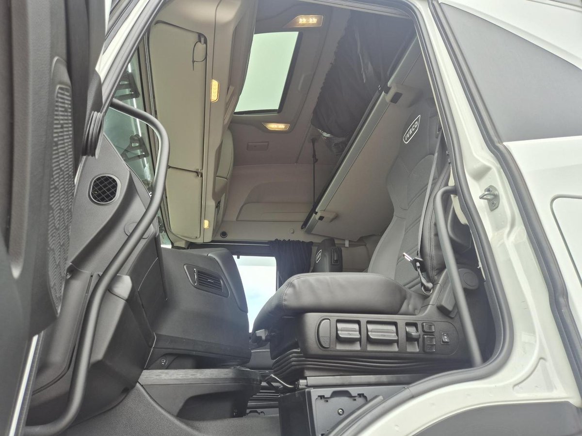 2026 Iveco S-Way AS700 image 14