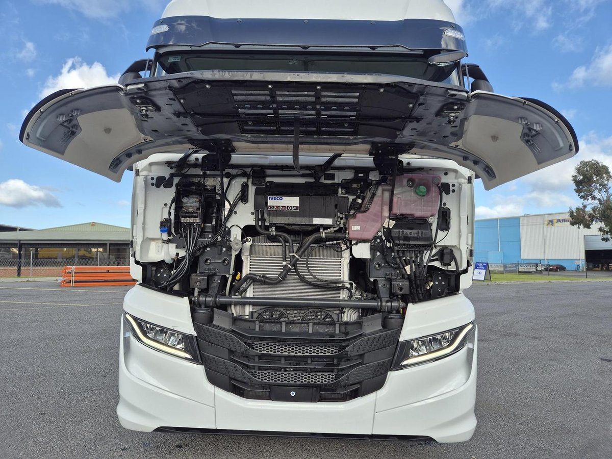 2026 Iveco S-Way AS700 image 13