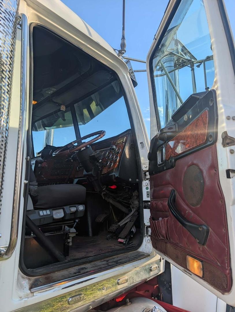 2011 Western Star 4900 Series 4900FX image 13