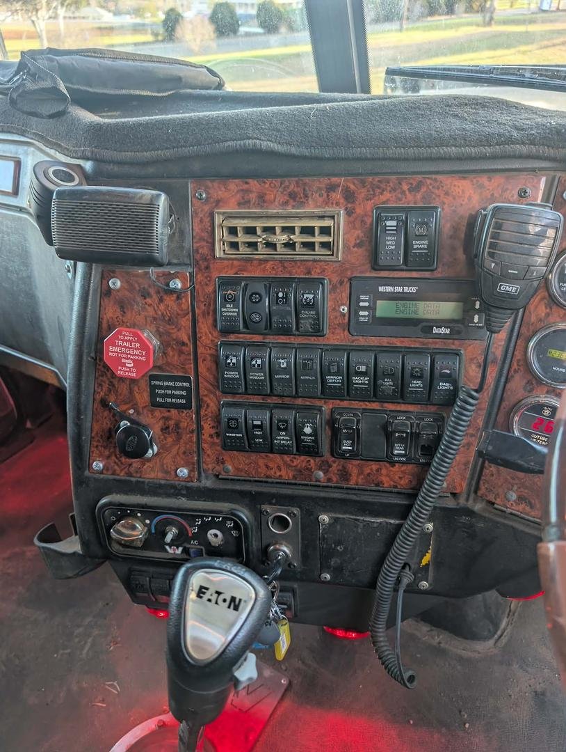 2011 Western Star 4900 Series 4900FX image 21