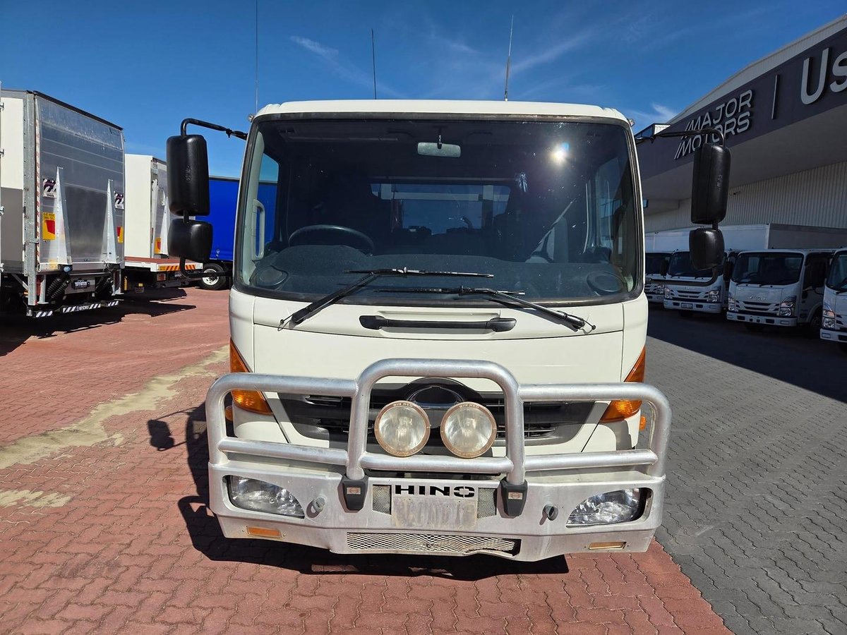 2013 Hino Fc 1022-500 Series Service Truck And Crane Combo image 2