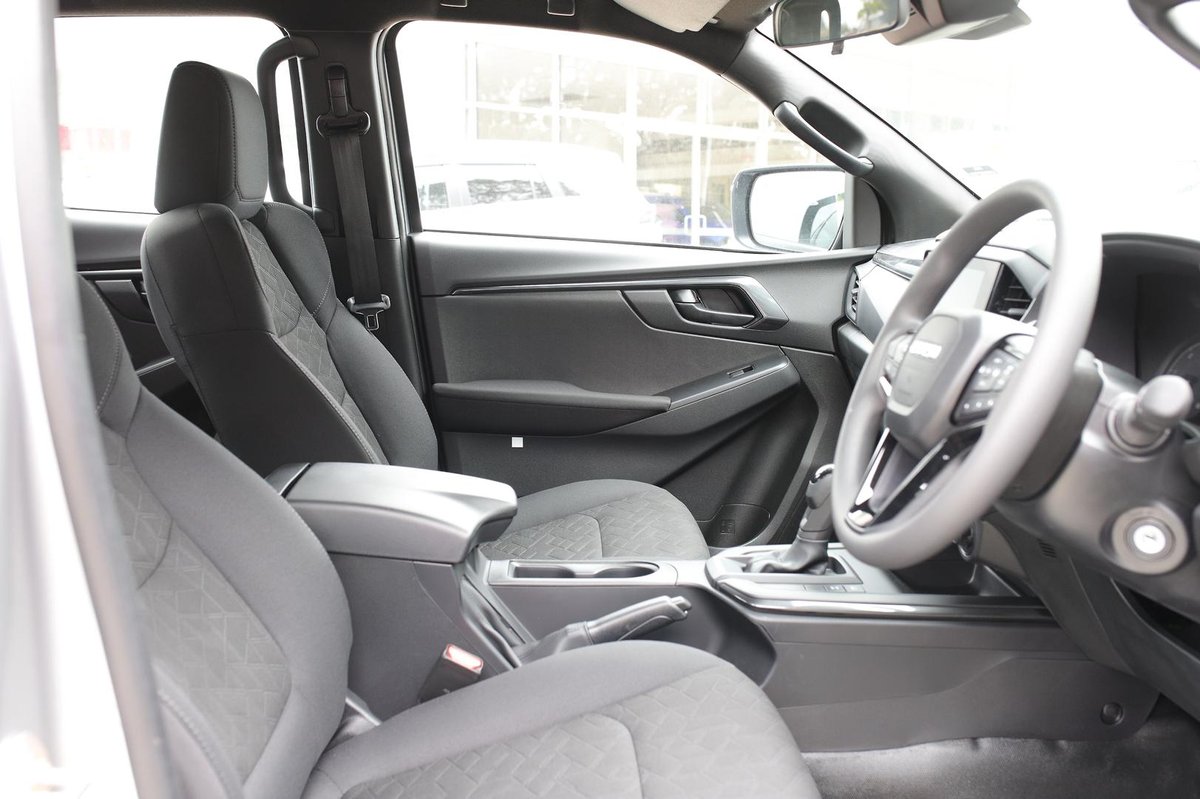 2025 Isuzu D-MAX image 16