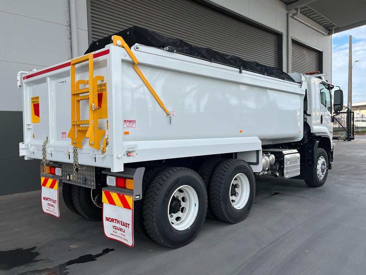 2025 Isuzu F Series image 3