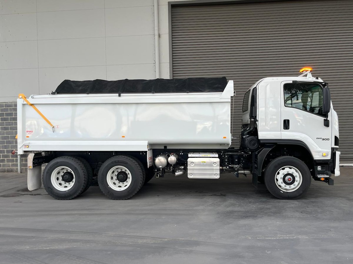 2025 Isuzu F Series image 2