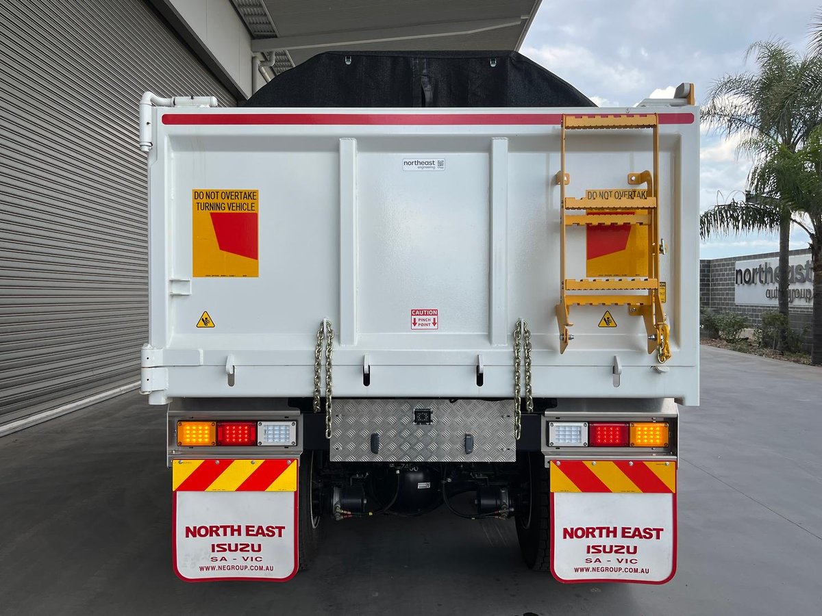 2025 Isuzu F Series image 6