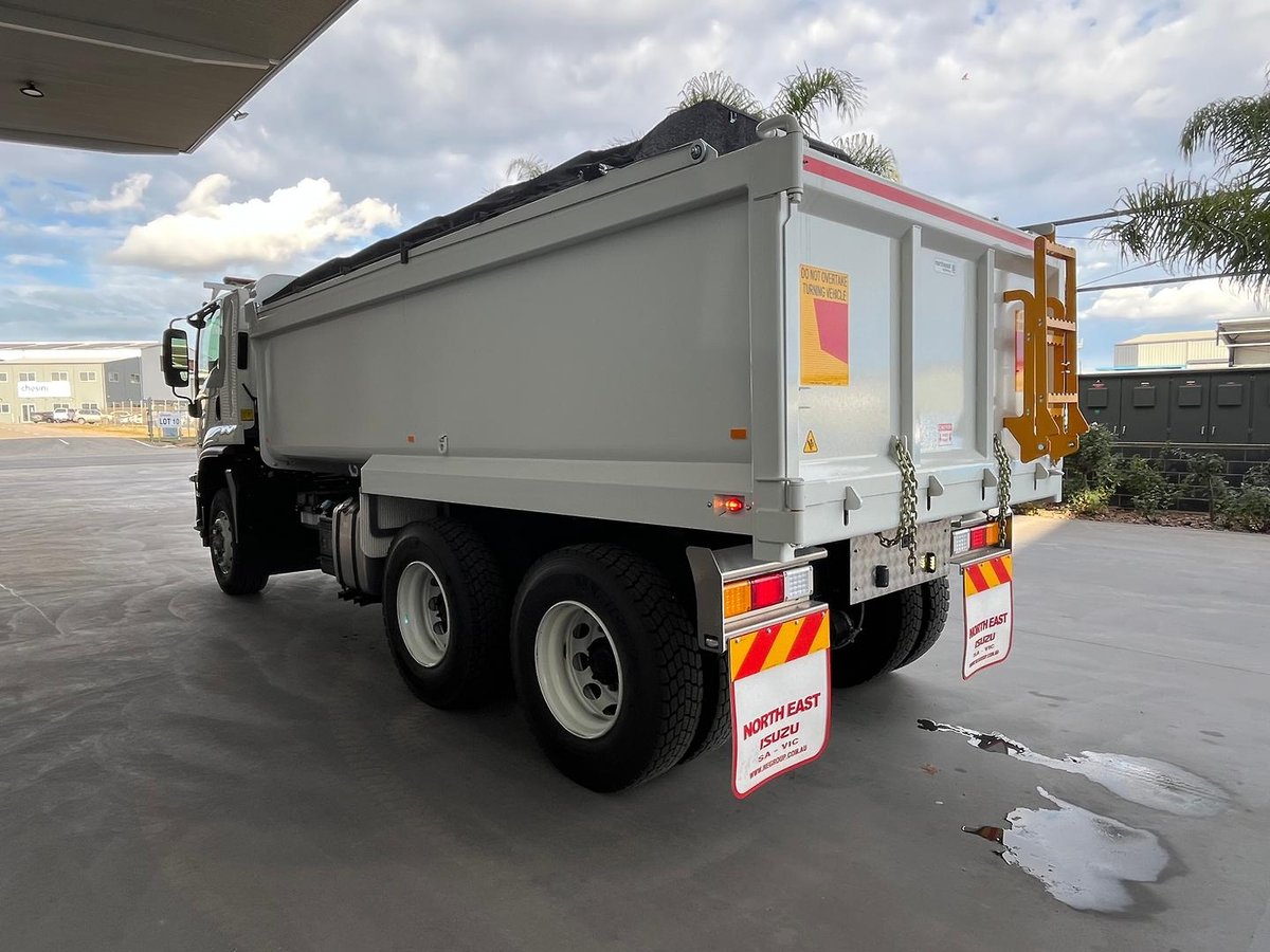 2025 Isuzu F Series image 7