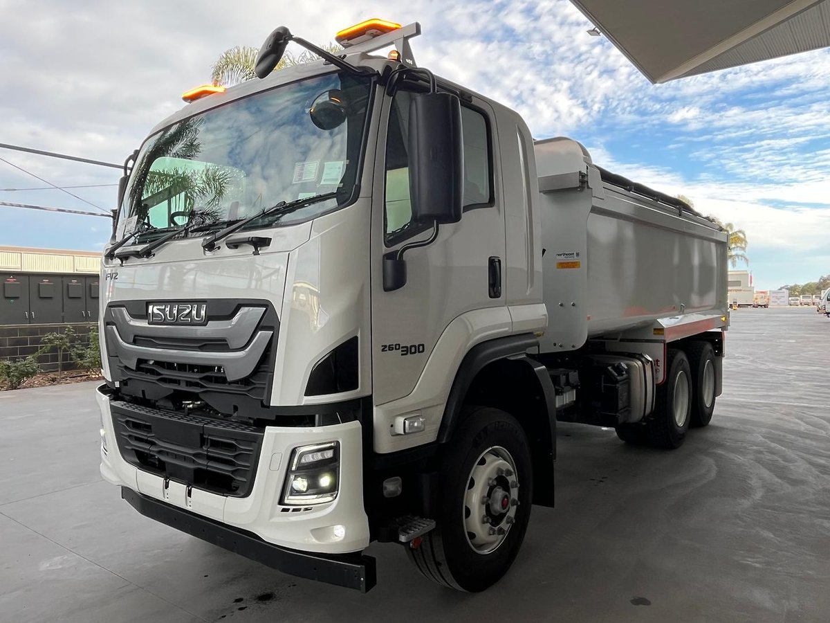 2025 Isuzu F Series image 9