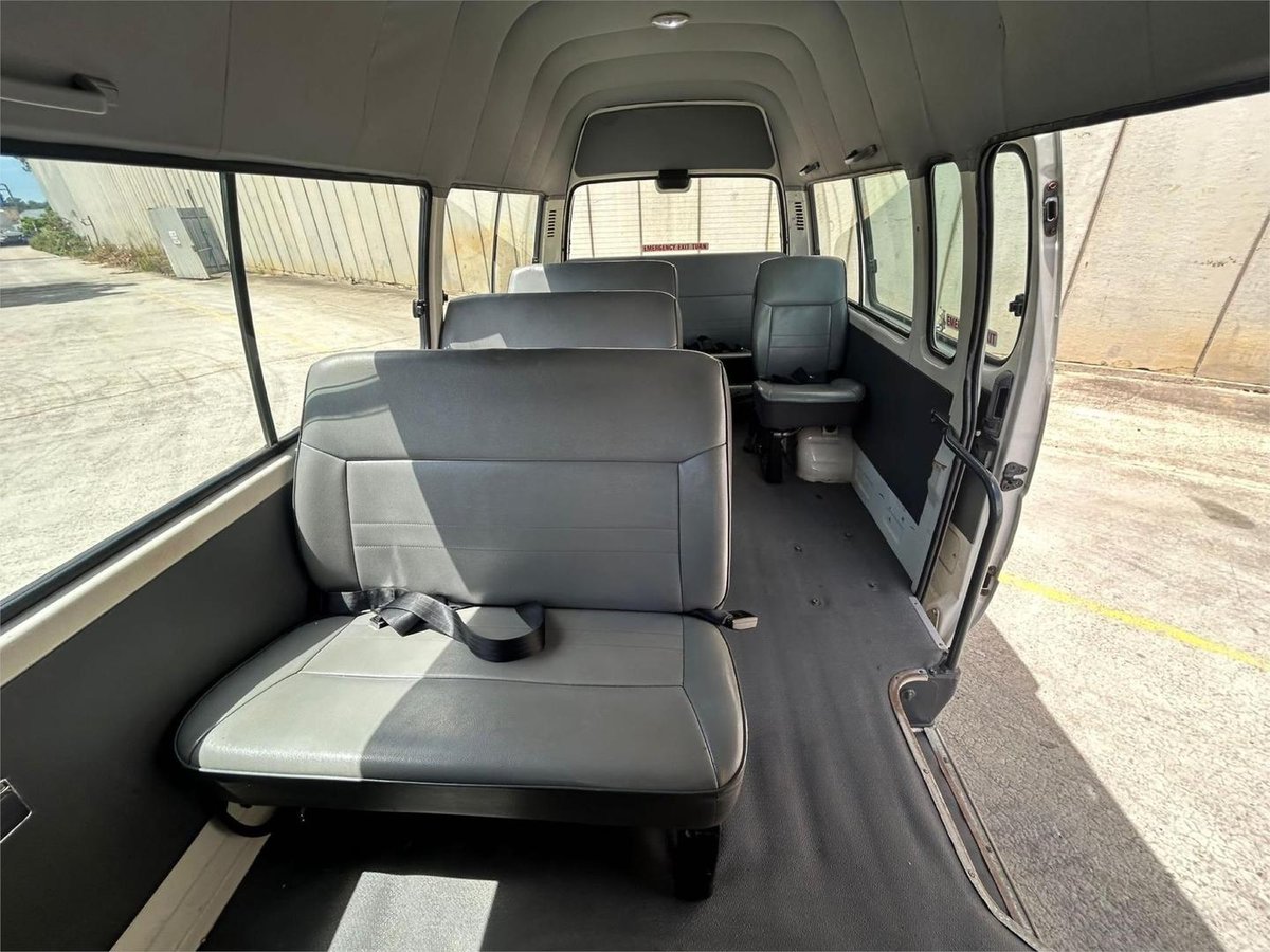 1999 Toyota Hiace image 10