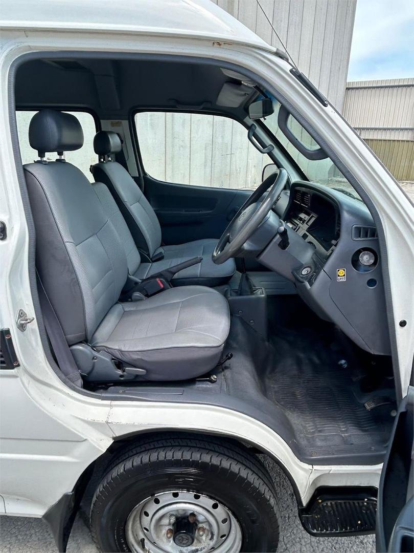 1999 Toyota Hiace image 17