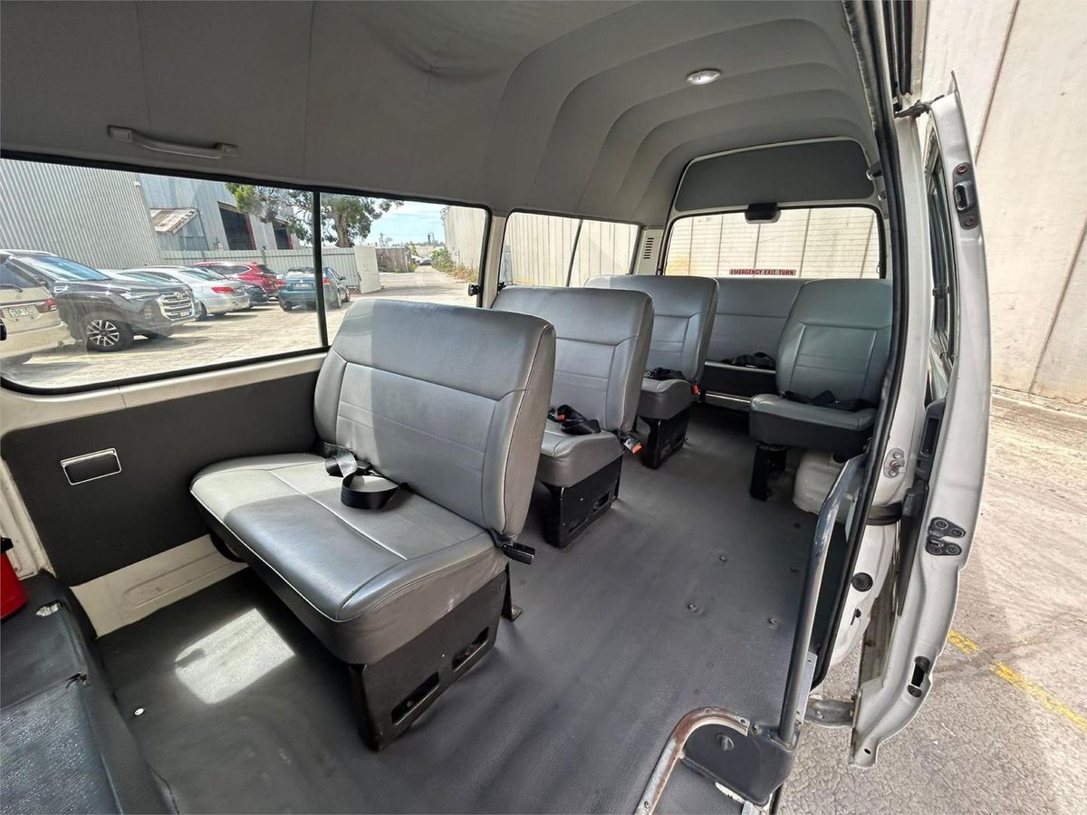 1999 Toyota Hiace image 9
