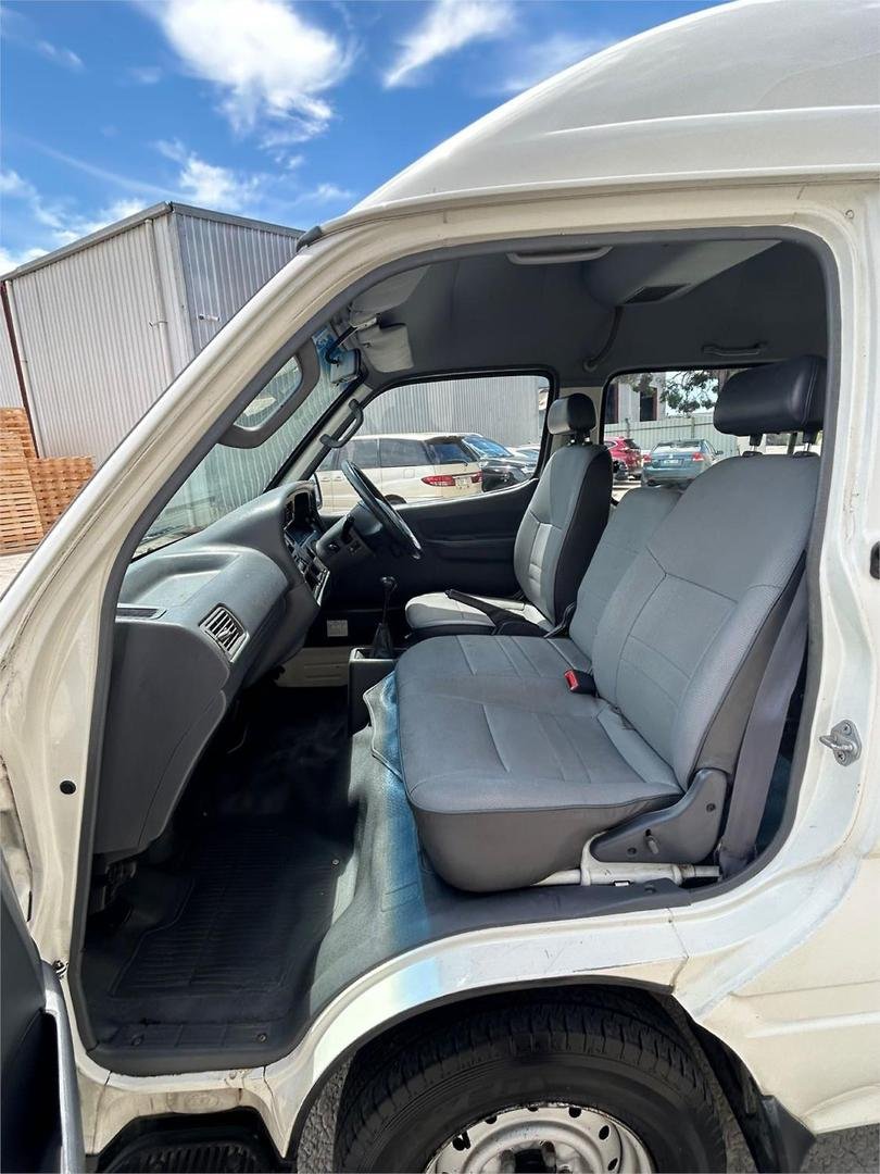 1999 Toyota Hiace image 14