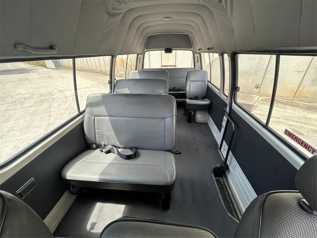 1999 Toyota Hiace image 11