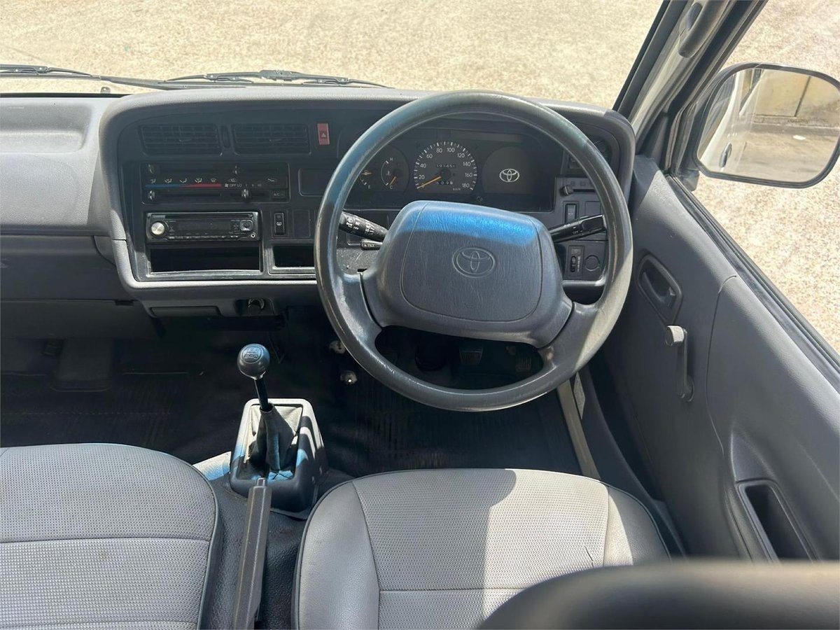 1999 Toyota Hiace image 15