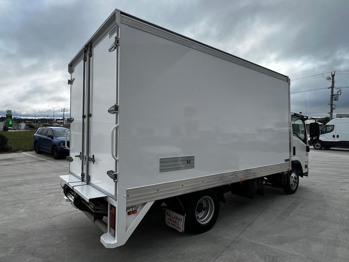2021 Isuzu N Series NNR 45-150 Vanpack image 5