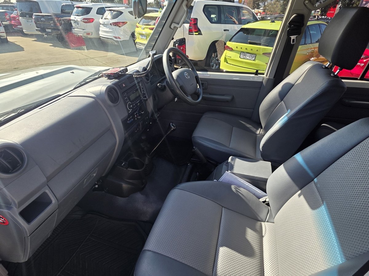 2016 Toyota Landcruiser Workmate VDJ76R 4X4 Dual Range image 12