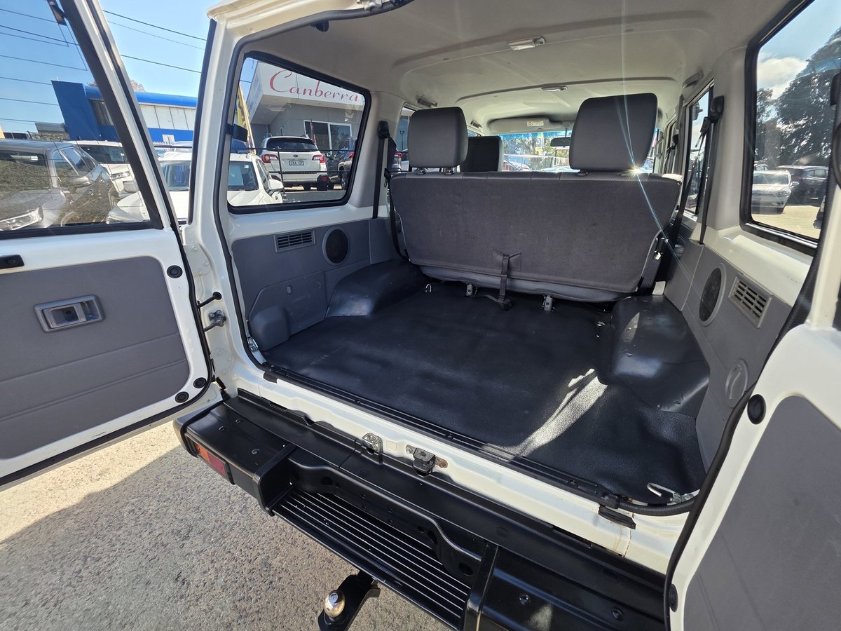 2016 Toyota Landcruiser Workmate VDJ76R 4X4 Dual Range image 15
