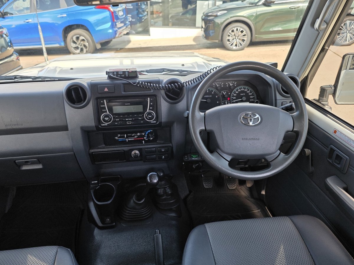 2016 Toyota Landcruiser Workmate VDJ76R 4X4 Dual Range image 17