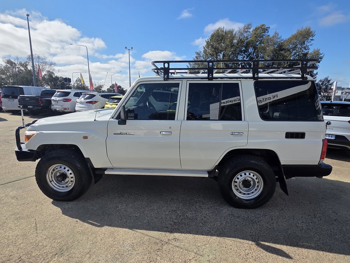 2016 Toyota Landcruiser Workmate VDJ76R 4X4 Dual Range image 9