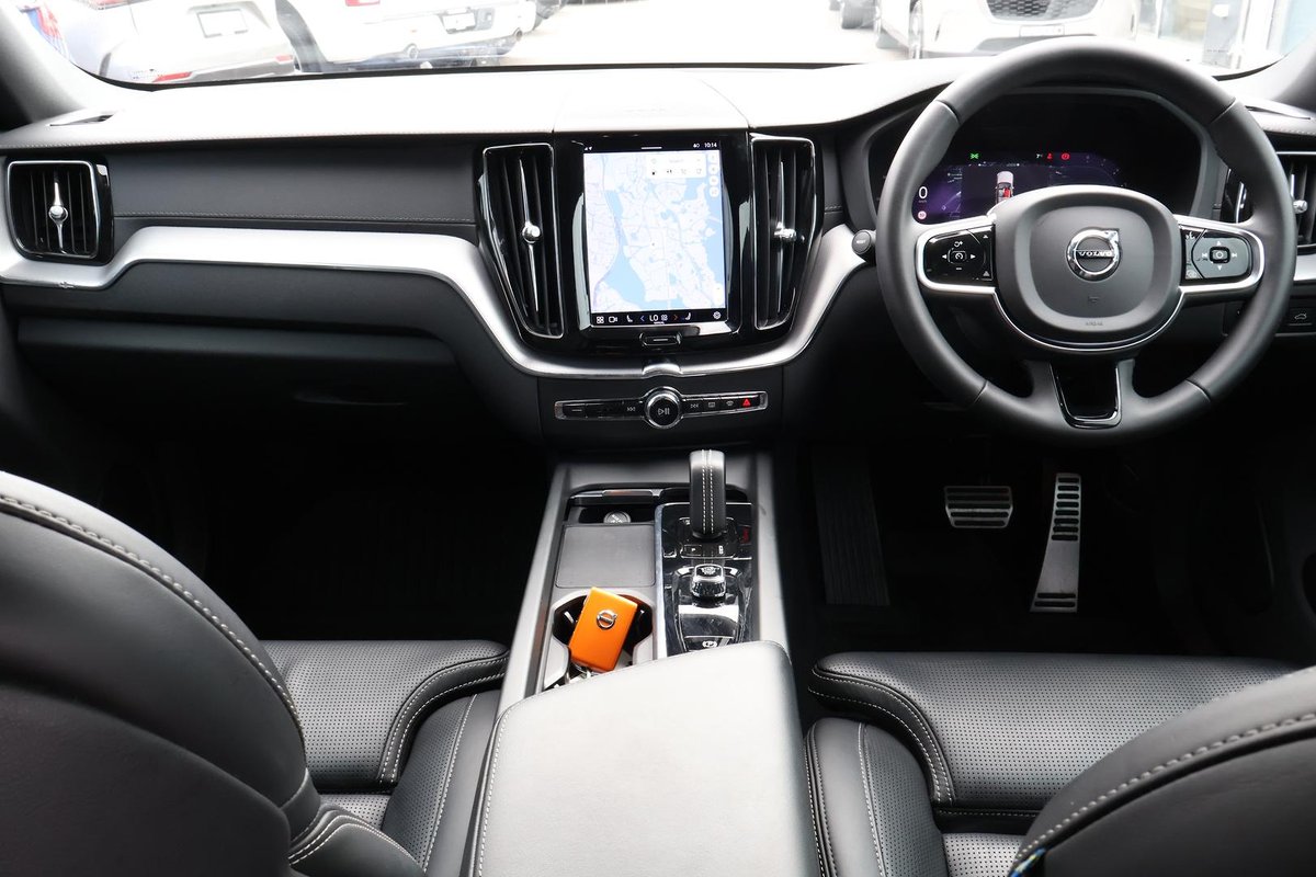 2021 Volvo XC60 B6 R-Design MY22 AWD image 9