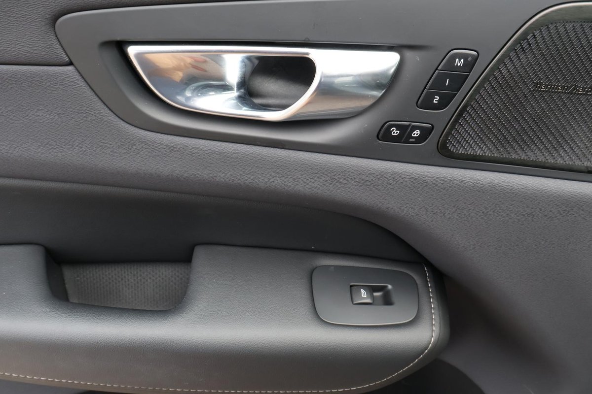 2021 Volvo XC60 B6 R-Design MY22 AWD image 27